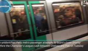 Des supporters de Chelsea empêchent un homme noir de prendre le métro. Match PSG - Chelsea