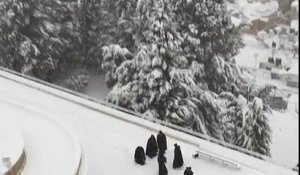 Ces moines se livrent à une bataille de boules de neige !