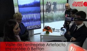 Manuel Valls à Betton : visite chez Artefacto et arrivée au meeting