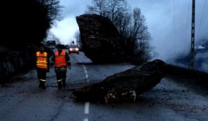 Savoie: d'énormes rochers bloquent la route des Ménuires et de Val Thorens