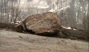 Route bloquée en montagne: comment de si gros rochers peuvent se détacher?