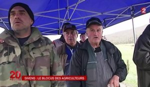 Les agriculteurs bloquent Sivens