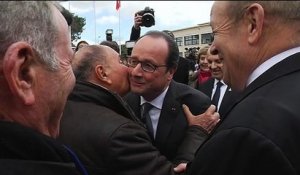 Hollande fait la bise à Dassault et taquine: "Ce sera dans le Figaro"