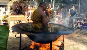 Un moine médite dans un récipient rempli d'huile chaude