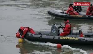 Paris. Les militants de Greenpeace sur la Seine pour sauver la loi de Transition Energétique
