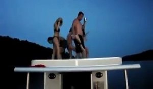 Quelques amis émechés dansent sur le toit d'un bateau