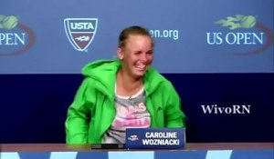 Caroline Wozniacki imite Nadal avec sa crampe