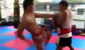 Un boxeur donne le rythme avec sa jambe