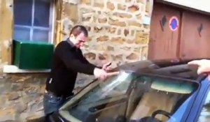 Le boulet qui oublie ses clefs dans sa voiture!