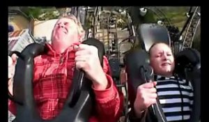 Il vomit sur le rollercoaster. Dégeu!!!