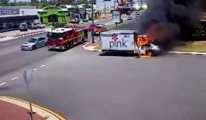 Un camion en feu se fait la malle!!!