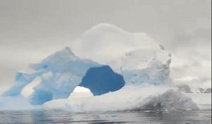 Un Iceberg effraye les touristes du bateau