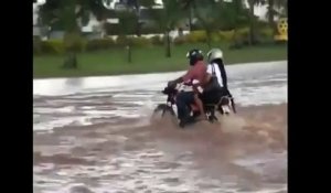 Rouler en moto pendant une inondation