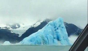 Un Iceberg se retourne devant des touristes