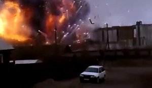 Une usine remplie de feux d'artifices explose en pleine journée