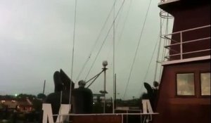 La foudre tombe à quelques mètres d'un bateau de pêche