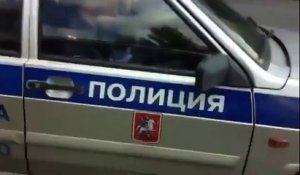 Un automobiliste gueule sur la police russe et celle-ci s'exécute...