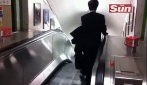 Un homme d'affaire déchiré, veut prendre l'escalator à l'envers !