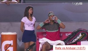 Une jeune ramasseuse de balle craque litérallement pour Rafael Nadal