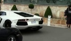 HO LE CON ! Un voiturier défonce une Lamborghini Aventador ! OUPS !