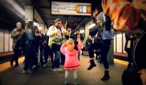 Chouette ambiance dans le métro, une petite fille danse et attire la foule