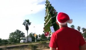 Ce type a fabriqué un sapin de Noël volant et ca marche en plus !