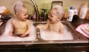 Premier Double bain pour ces bébé jumeaux! Concours d'éclaboussure!