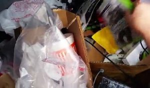 Un magasin de jeux vidéos détruit et jette du matériel