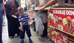 Un enfant traumatisé par une vendeur de glace turque!