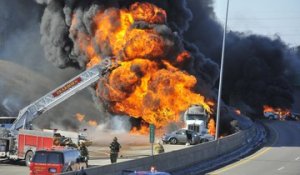 Un camion transformé en boule de feu sur une autoroute américaine