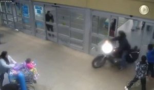 Course poursuite : Un motard dévale un escalator