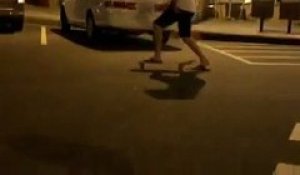 Un gars bourré essaie de rentrer chez lui en skateboard... Oups!!