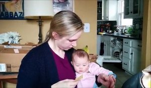 Un bébé plié de rire quand sa maman mange des chips