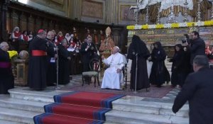 Le Pape François 1er assailli par des nonnes groupies à Naples
