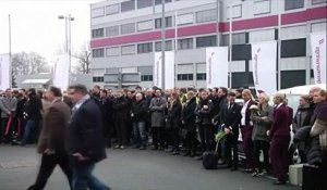 La minute de silence des employés de Germanwings au siège de la compagnie à Cologne Try Our New Player