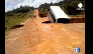Bus avalé par un gouffre et recraché par un glissement de terrain
