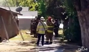 Un pompier tombe dans une maison en feu