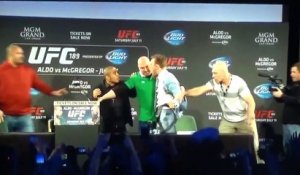 Le champion d'UFC Conor McGregor vole la ceinture de Jose Aldos en pleine conférence de presse