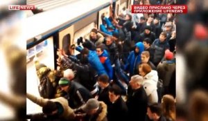 Une foule mobilisée pour sauver une vieille dame bloquée (Métro de Moscou)