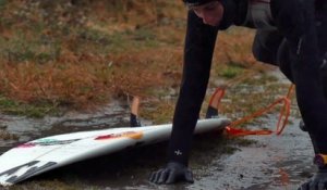 Du surf sur une rivière en crue dans les Pyrénées-Atlantiques