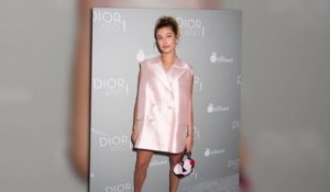 Hailey Baldwin dévoile ses jambes en Dior