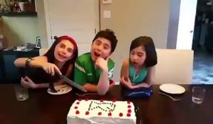 Regardez la réaction des enfants quand ils découvrent que leur mère a réalisé un faux gateau !