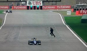 Formule 1: un spectateur traverse la piste pendant les essais libres