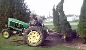 Un conducteur de tracteur se fait fouetté par un arbre