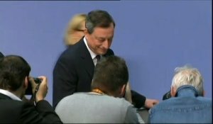 Francfort : le président de la BCE interrompu en pleine conférence par une manifestante