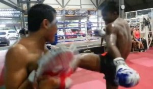 Le champion de Boxe Thaï en plein entrainement : séance de kick boxing bien violente!