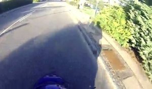 Un ado en scooter sème des policiers à moto...