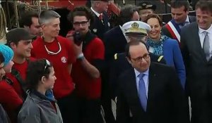 François Hollande grimpe à bord de "L'Hermione" avant son départ pour les Etats-Unis