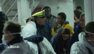 Les migrants rescapés arrivent en Sicile