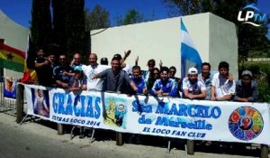 Les supporters soutiennent Bielsa devant la Commanderie